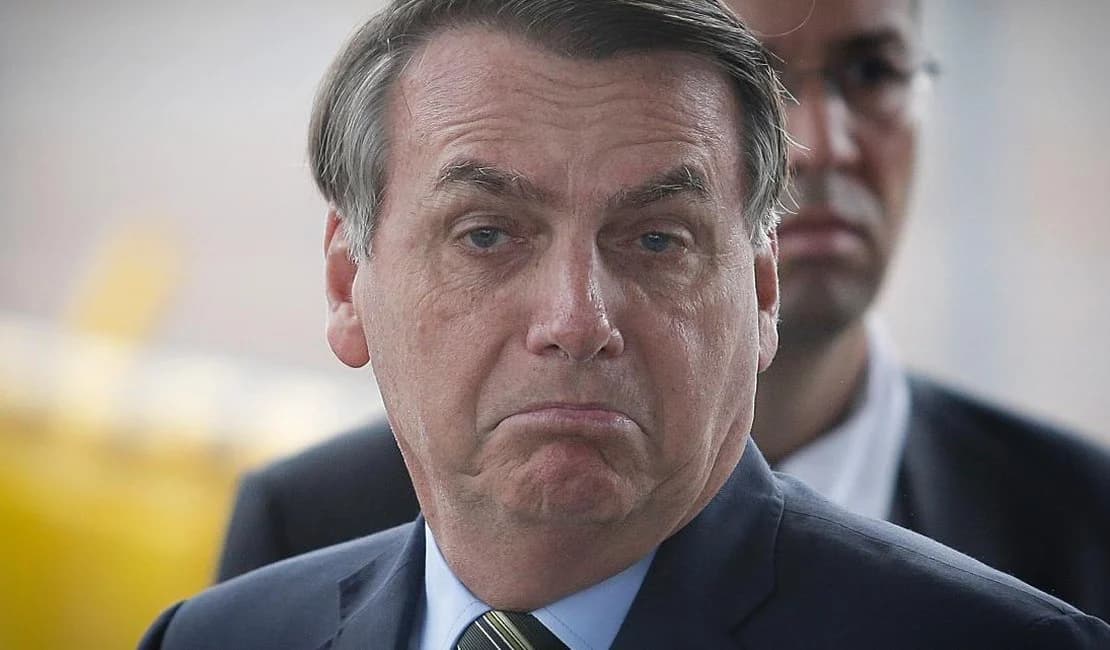 O genocida está com uma expressão de tristeza, porque a polícia federal vai prender um de seus filhos em breve.
