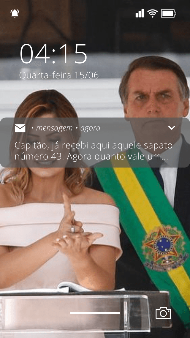 Celular do genocida com um foto sua e de Michelle no dia da posse
