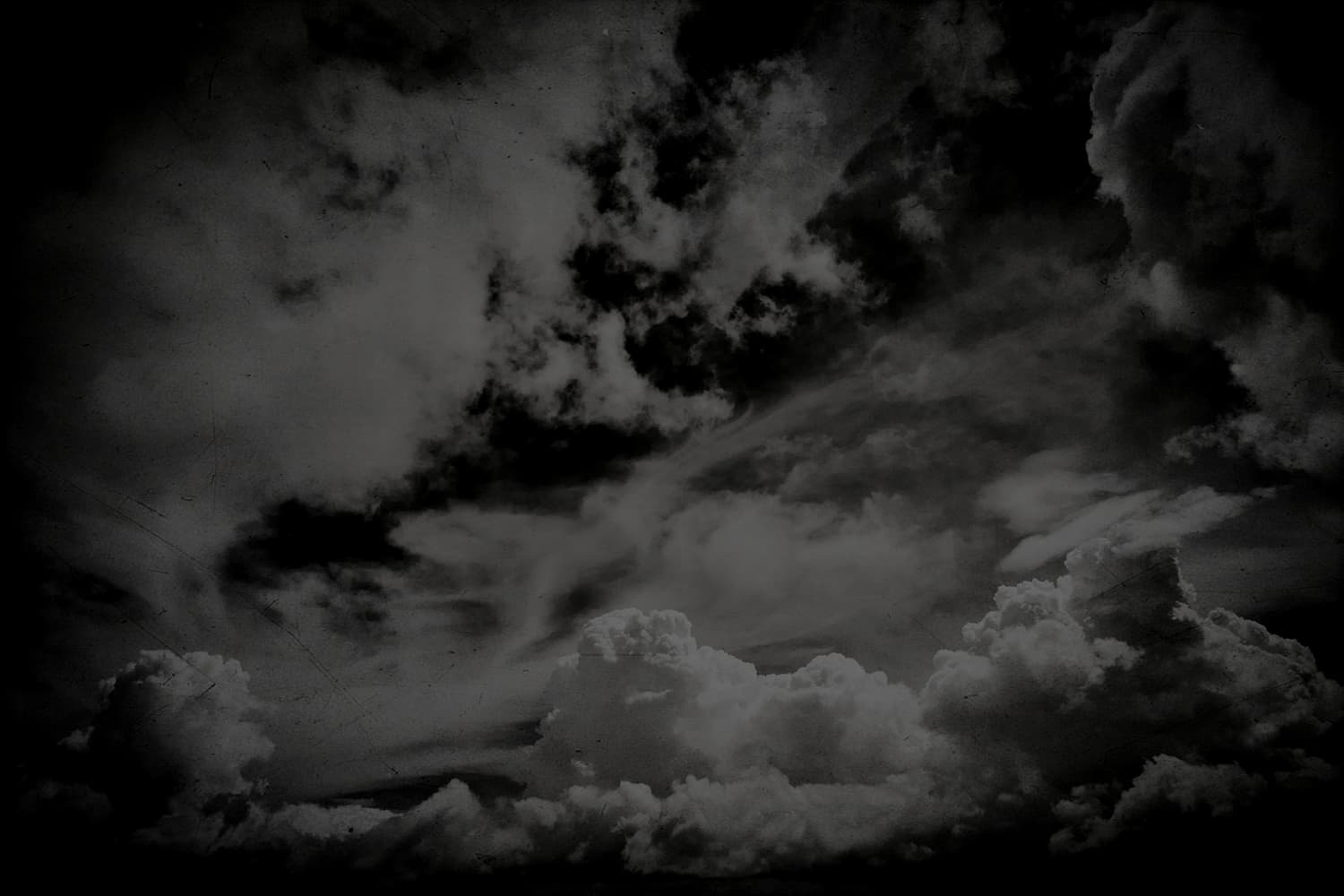 Céu nublado em preto e branco
